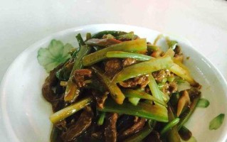 香芹牛肉丝的做法（用新鲜的香芹和嫩滑的牛肉丝，做一道美味佳肴）