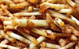学会用以西红柿炒鱼腥草的做法（教你如何烹饪美味可口的菜肴）