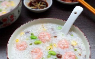 健康美味，蔬菜虾仁粥（用新鲜蔬菜和鲜虾打造口感浓郁的营养粥）