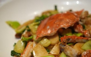 咸蛋毛蟹炒年糕，香味扑鼻惹人醉（用料简单，步骤易懂，让您在家也能享受到美食）