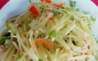 蒜香土豆丝的做法（一道美味可口的家常菜）