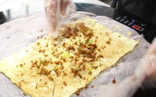 五谷煎饼果子的制作方法（健康美味，轻松DIY的美食）