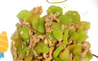 美味莴苣炒肉片，快速上桌（学会这个家常菜，让你轻松做饭生活无忧）