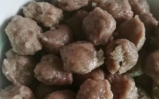 美味可口的薯粉肉丸子（薯粉肉丸子的制作方法和口感体验）