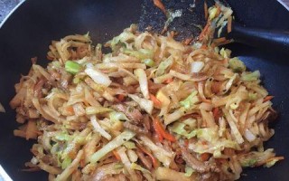 蒜容三色炒饼的制作方法（色香味俱佳的家常美食）