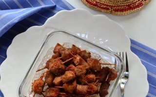 香脆牙签肉的制作方法（一起来学做美味的牙签肉吧！）