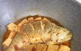小鱼炖豆腐，营养美味又下饭（家常菜谱之小鱼炖豆腐的做法及功效）