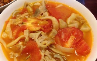 做一碗暖心西红柿平菇豆腐汤（味道清甜可口，滋补养生，适合冬日暖胃）