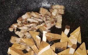 五花肉烧豆腐干——家常美味（用五花肉的香甜搭配豆腐干的鲜嫩，一道下饭好菜）