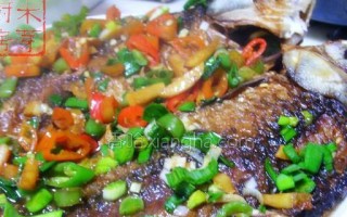 酸辣红烧鲫鱼，美味可口的传统佳肴（教你如何制作口感鲜美，色香味俱佳的红烧鲫鱼）