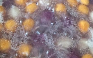 糖芋圆子栗羹汤——秋季营养美食（以糖芋圆子和栗子为主材料，制作出一款温暖胃口、营养丰富的美食）