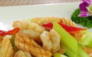 美味健康的以西芹拌鱿鱼花（享受口感与健康的完美结合）