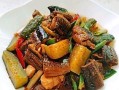 美味鳝鱼炒蒜苗（以鳝鱼为主料，佐以鲜嫩蒜苗，口感十足）