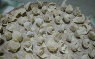 自制云吞的做法（学会云吞馅料和制作技巧，轻松做出美味云吞）