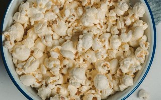 香甜微波爆米花的制作方法（用微波炉在家享受美味的零食）