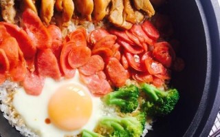 以熏肉香肠煲仔饭为主角的美食之旅（学会如何做出香喷喷的熏肉香肠煲仔饭）