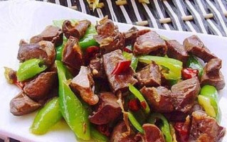 咸菜炒猪心的做法（传统美食，鲜香味美，营养丰富）