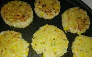 教你做出口感香脆的香煎米饼（快手美食，营养美味，一步步教你制作美味的香煎米饼）