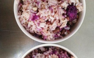 紫薯牛奶糯米饭的制作方法（健康美味的家常甜品）