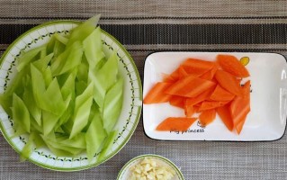 莴苣炒胡萝卜，健康美味的家常菜（教你如何把莴苣和胡萝卜炒出独特的味道，轻松制作健康美食）