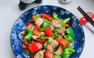 肉炒青红椒的美味做法（怎样做出口感鲜美、色香味俱佳的肉炒青红椒）