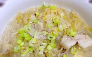 酸菜炖五花肉粉条的美味做法（家常菜谱）