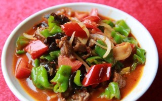 如何制作正宗的新疆小炒辣子肉（家庭厨艺也能做出美味小吃炒辣子肉的窍门和技巧）