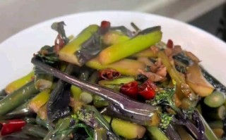 红油菜苔的爆炒美味（以香辣为主调，带来口感与视觉的双重享受）