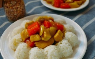 柚子酱咖喱鸡饭——香气四溢的美味佳肴（用柚子酱为基础的咖喱鸡饭，诠释东亚与南亚的美食文化融合）