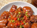 美食佳肴，板粟炖猪脚的制作方法（营养丰富，家庭必备的炖菜之一）