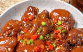 美食佳肴，板粟炖猪脚的制作方法（营养丰富，家庭必备的炖菜之一）