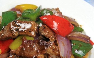 鸭胸肉炒甜椒，做法简单美味的家常菜（用嫩滑鸭胸肉和色彩缤纷的甜椒，烹饪一道健康又美味的家常菜）