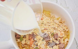 美味又健康的香蕉牛奶烤燕麦（15分钟做出营养早餐）