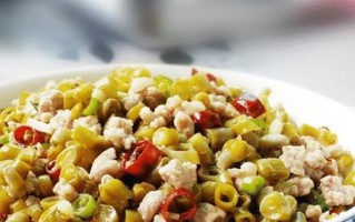 酸豆角炒猪喉结——美味佳肴（传统美食的经典组合，让你垂涎欲滴）