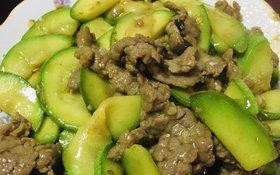 以西葫芦炒牛肉——健康美味的家常菜（家庭必备的简易做法）
