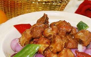 做法大揭秘！如何制作美味的盐焗排骨（口感独特，香味扑鼻，做盐焗排骨的正确步骤和注意事项）