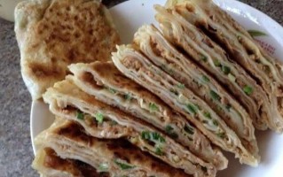 千层葱香肉饼的完美做法（15个步骤教你制作口感绝佳的肉饼）