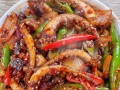 教你如何做出口感鲜美的爆炒鲜鱿鱼（掌握这个关键步骤，让你的鲜鱿鱼更加入味）