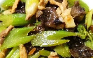 美味健康的以西芹炒木耳（清淡鲜香的素食佳肴，木耳的营养与功效）