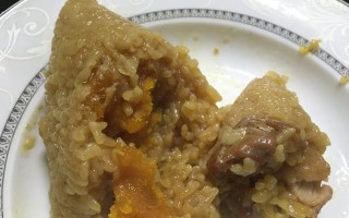 自制口感鲜美的全肉咸蛋粽（传统风味再现家庭厨房，手工制作粽子回归传统）