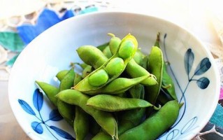 盐煮毛豆的做法（简单易学，口感清香，营养丰富）