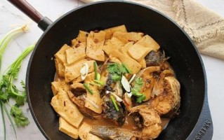 以鱼肉炖豆腐，美味佳肴（家常菜谱，健康养生）