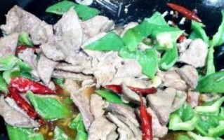 双椒爆猪肝的做法（一道美味鲜香的川菜佳肴）