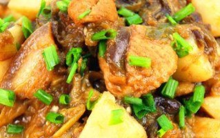 家常美味，五花肉炖茄子土豆（做法详解，让你也能做出一道美味佳肴）