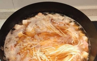 以鲜虾热汤面为主题的家庭美食制作（享受鲜虾的美味，体验热汤面的舒适，让家人口福无穷）