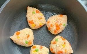 享受美味，学会香煎饭团的做法（煎出金黄饭团，品味传统日本美食）