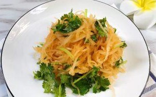 香菜拌白萝卜丝，清爽解暑的夏日美食（健康美味，简单易做的凉菜）