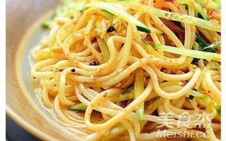 夏日清爽，以素凉面为主的健康轻食（15种美味素凉面做法，轻松打造清爽美食）