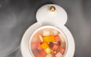 自制杏仁豆腐的做法（做出口感细腻、味道浓郁的杏仁豆腐，享受美食的乐趣）