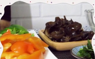 彩椒拌黑木耳，清爽美味一夏（打造清新口感，营养美食来袭）